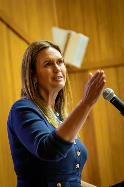 Governor Sanders addresses Benton County Republicans